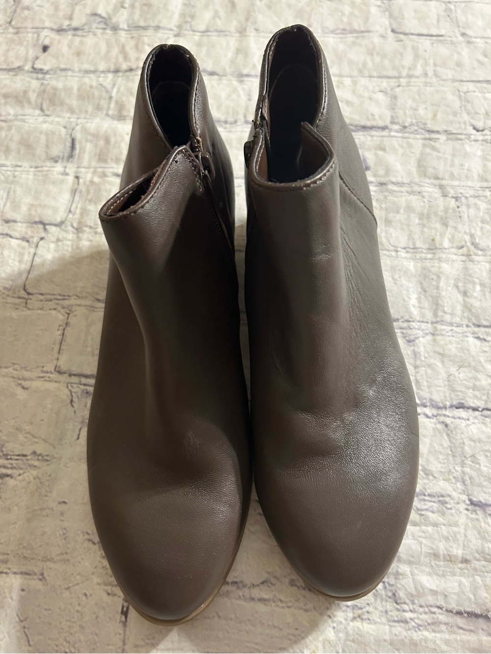 G.H.BASS SMOOTHE OLIVE LEATHER SIDE ZIP ALMOND TOE V-CUTOUTS BOOTIES WOMEN’S 7.5
